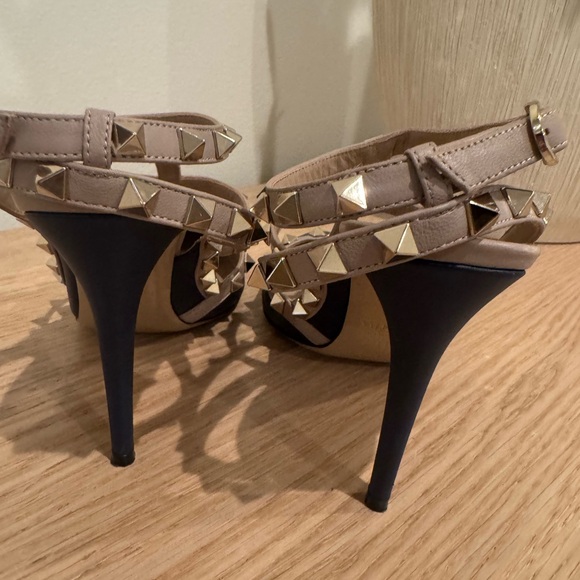 Valentino Garavani Navy and Beige Rockstud Pointed-Toe Strappy Pumps - Picture 8 of 16